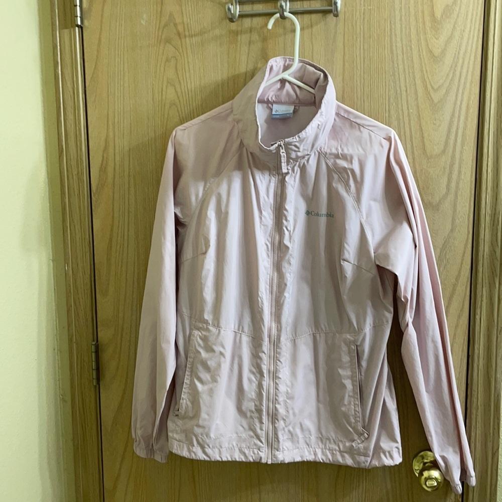 Columbia light weight windbreaker with a hood